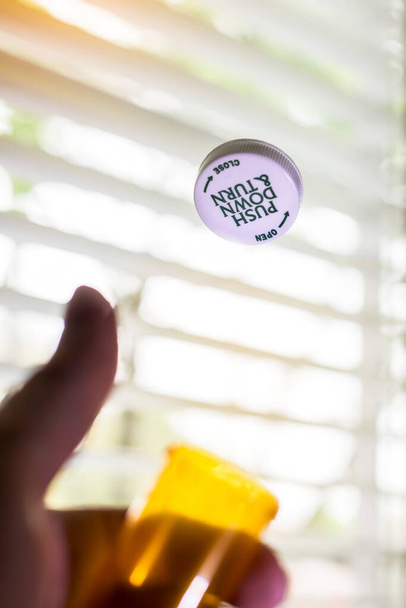 Flipping top plástico a partir de pilhas recipiente pelo polegar com janelas backlight
 - Foto, Imagem