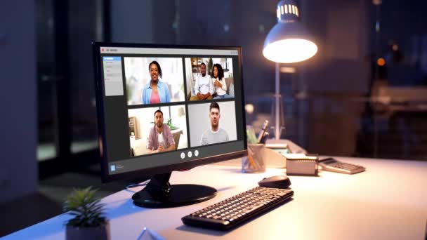 video chat okna na počítači v noční kanceláři - Záběry, video