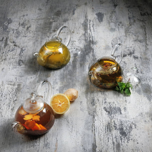 Hervidores de vidrio sobre una mesa de madera con ingredientes
 - Foto, imagen