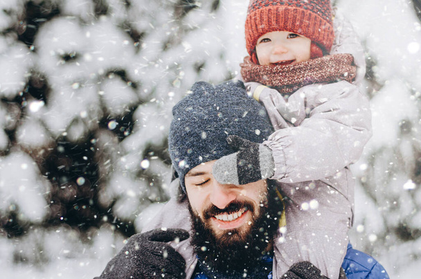 Happy loving family! Father and his baby are playing and hugging outdoors. Cute little child and daddy on snowy winter walk in nature. Concept of frost winter season. - Fotoğraf, Görsel