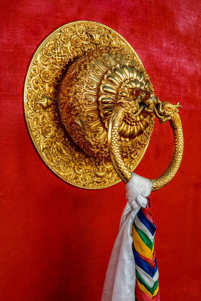 Poignée de porte en forme de lion dans le temple bouddhiste
 - Photo, image