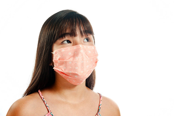 Chica asiática tosiendo, usando máscara y mirando hacia arriba
 - Foto, Imagen