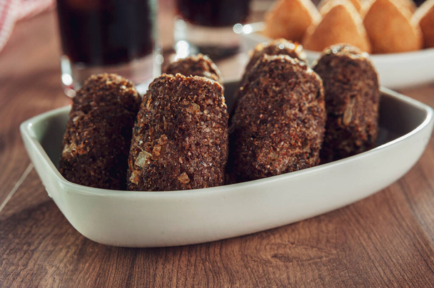 Amuse-gueule brésilien kibbeh frit (viande hachée du Moyen-Orient et collation au four frit
) - Photo, image