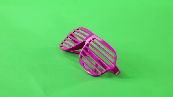roze bril op de tafel van een beurt - Video