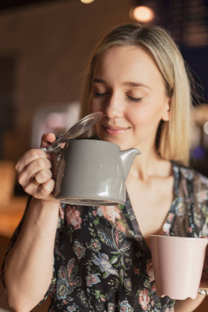 05.08.2019 Kyiv, Ukraine: two pretty women holding mugs of delicious hot tea, drinking and having fun talking - Φωτογραφία, εικόνα