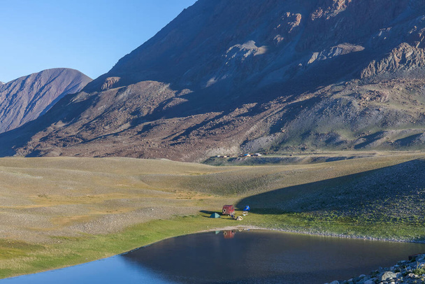tourist camp near a lake in the mountains of the Mongolian Altai. - Fotografie, Obrázek