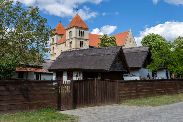 Tradycyjny dom wiejski w Ocsa, Węgry w słoneczny wiosenny dzień. - Zdjęcie, obraz