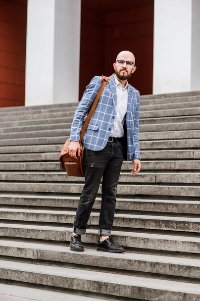 Jóképű férfi marketing szakértők elegáns formális öltöny séta a város utcájában, hogy látogassa meg a konferencia - Fotó, kép