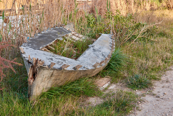 Stara opuszczona i zepsuta łódź rybacka - Zdjęcie, obraz