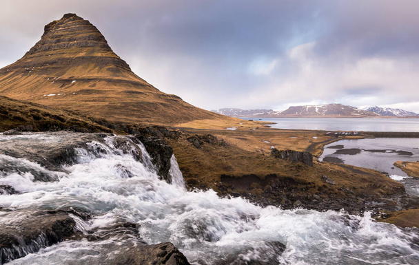 カークフェルスフォスの滝とアイスランドのカークフフェルの山 - 写真・画像