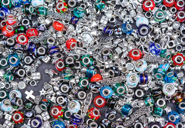 Accesorios para joyas. Perlas de vidrio y accesorios metálicos para crear joyas
. - Foto, imagen