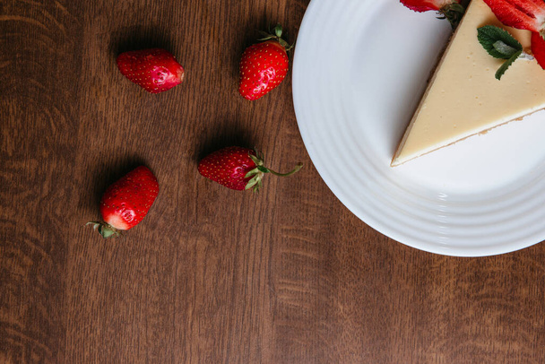 Strawberry Cheesecake. View from above. Upper right corner - Fotoğraf, Görsel