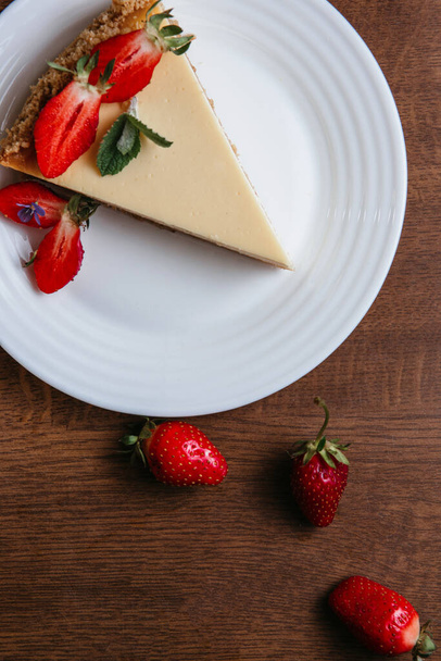 Triângulo de bolo de queijo caseiro em uma chapa. Quadro vertical
 - Foto, Imagem