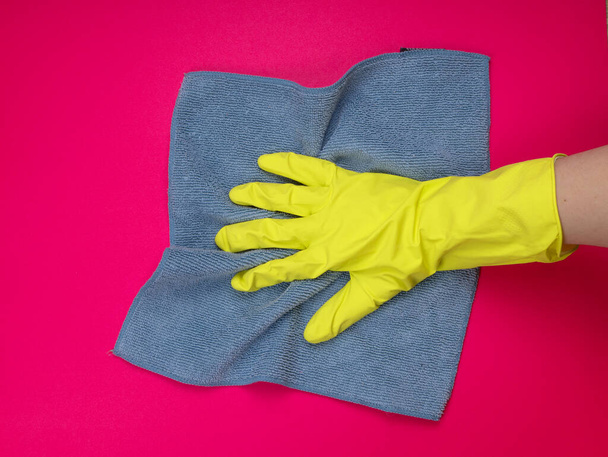 Χέρι υπαλλήλου σε ελαστικό προστατευτικό γάντι με ύφασμα από μικροΐνες. Η υπηρέτρια ή η νοικοκυρά νοιάζεται για το σπίτι. γενική ή τακτική καθαρισμό. Εμπορική έννοια εταιρεία καθαρισμού. προϊόντα απολύμανσης. Εξυγιαντήρας - Φωτογραφία, εικόνα