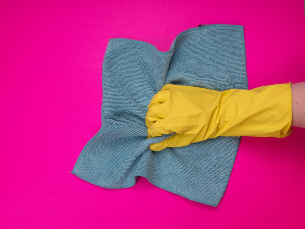 Werknemer hand in rubber beschermende handschoen met microvezel doek. Schoonmaakster of huisvrouw geeft om huis. Algemeen of regelmatig opruimen. Commercieel schoonmaakbedrijf concept. desinfectieproducten. Ontsmettingsmiddel - Foto, afbeelding