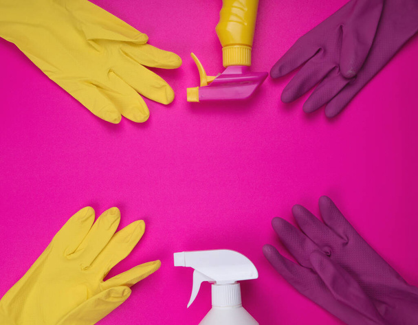 Suministros para la limpieza de primavera sobre fondo de color el espacio con copia. servicio de limpieza. guantes spray botella. producto de limpieza. Suministros para limpieza de primavera
 - Foto, imagen