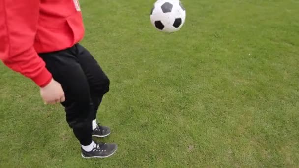 Futbolcu ayaklarıyla futbol topuyla hokkabazlık yapıyor. - Video, Çekim