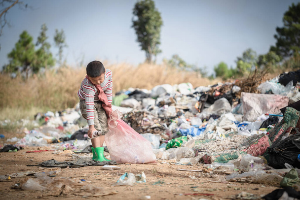 Los niños pobres recogen basura para la venta y la reciclan en vertederos, las vidas y los estilos de vida de los pobres, el trabajo infantil, los conceptos de pobreza y medio ambiente - Foto, Imagen