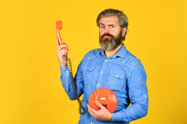 Outdated technology. Manager phone dialog communication. Answering machine. Bearded hipster man phone conversation. Successful negotiations. Retro phone. Marketing automation. Cold Calling Scripts - Foto, immagini