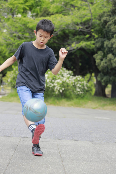 Japonês menino jogando futebol malabarismo (quinta série na escola primária
) - Foto, Imagem