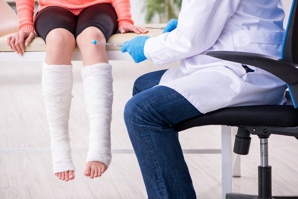 Nuori jalka loukkaantunut nainen vierailevat vanha lääkäri traumatologi - Valokuva, kuva