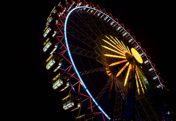 ferris wiel 's nachts in Berlijn - Foto, afbeelding