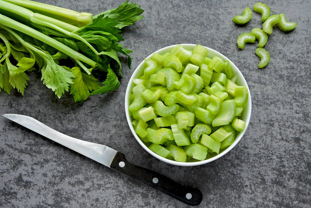Nasekané celerové stonky v misce. Produkt pro dietu a správnou výživu. - Fotografie, Obrázek