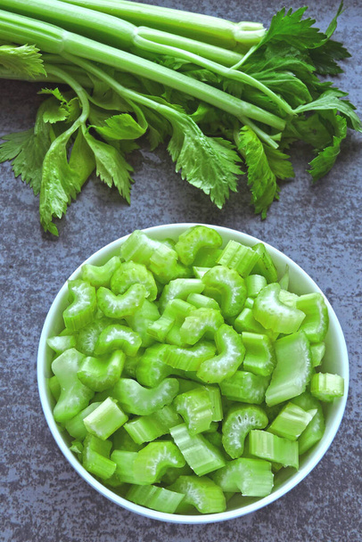 Nasekané celerové stonky v misce. Produkt pro dietu a správnou výživu. - Fotografie, Obrázek