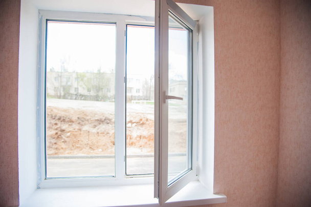 Moderna finestra residenziale con cielo blu dietro
 - Foto, immagini