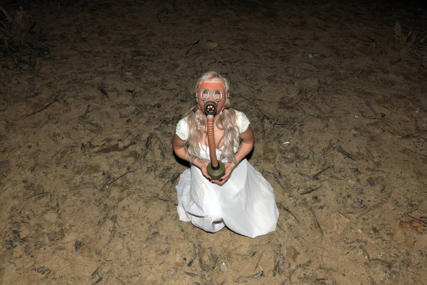 bruid met gasmasker - Foto, afbeelding