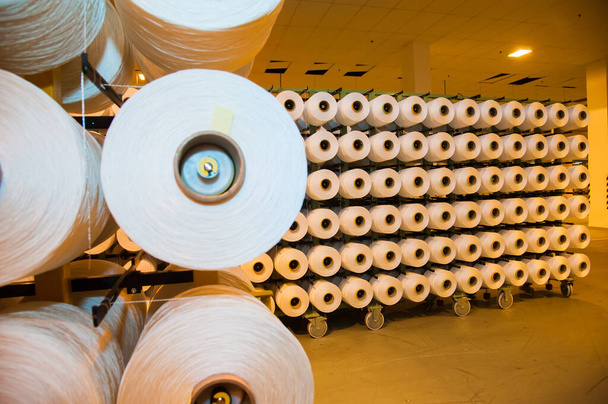 Endüstriyel kumaş üretim hattı. Bir tekstil fabrikasında dokuma tezgahı - Fotoğraf, Görsel