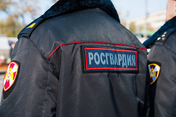 Russische Polizisten in Uniform. Text auf Russisch: "Russische Gardetruppen" - Foto, Bild