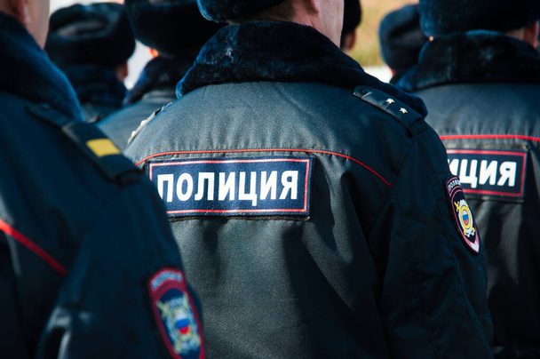 Russische Polizisten in Uniform. Text auf Russisch: "Polizei" - Foto, Bild