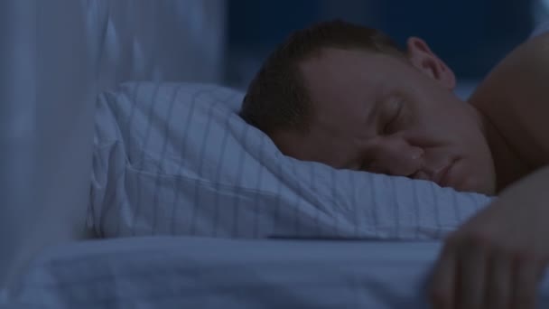 Anoche, un hombre en su cama se despertó con una llamada
 - Metraje, vídeo