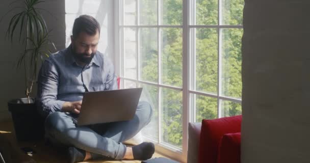 Man die thuis aan een laptop werkt - Video