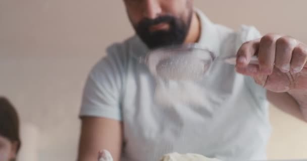 Padre e hija preparando pasteles juntos
 - Metraje, vídeo