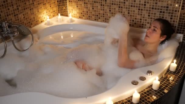 nő fekszik egy buborék fürdő és énekel - Felvétel, videó