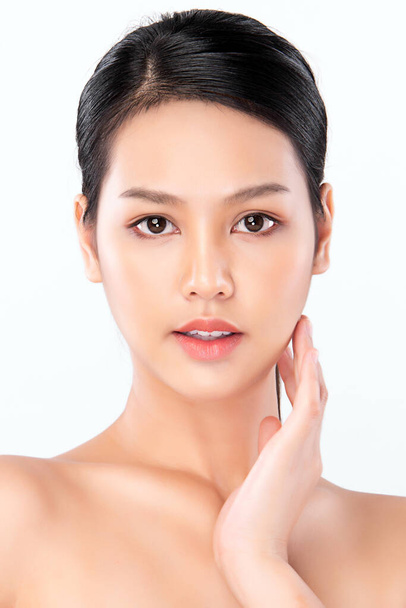 きれいな新鮮な肌を持つ美しい若いアジアの女性.顔のケア,顔の治療,美容,美しさと健康的な肌と化粧品の概念,白い背景に隔離された女性の美しさの肌. - 写真・画像
