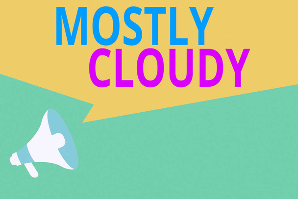Konzeptuelle Handschrift, die meist wolkig zeigt. Geschäftsfotos mit schattigen, dampfenden, flauschigen Nebelwolken Skyscape Megaphon Lautsprecher verstärken geometrische Form Sprechblase. - Foto, Bild