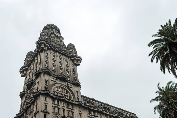 Montevideo / Uruguay, 29 déc. 2018 : vue extérieure du palais Salvo, le plus haut bâtiment d'Amérique latine pendant une brève période, lorsqu'il a été construit
. - Photo, image