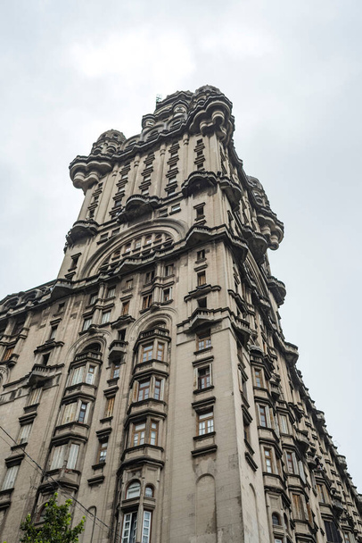 Montevideo / Uruguay, 29 dec 2018: buitenkant van het Salvo Palace, het hoogste gebouw in Latijns-Amerika voor een korte periode, toen het werd gebouwd. - Foto, afbeelding