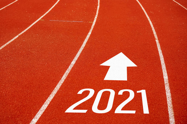 Línea de inicio hasta 2021 en pista de atletismo representa el comienzo de un viaje al destino en la planificación de negocios, estrategia y desafío o trayectoria profesional, concepto de oportunidad. - Foto, Imagen