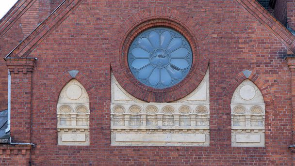 Εκκλησία της Ευαγγελικής Λουθηρανικής Αγίας Τριάδας στο Rezekne. Ηλιόλουστη άνοιξη - Φωτογραφία, εικόνα