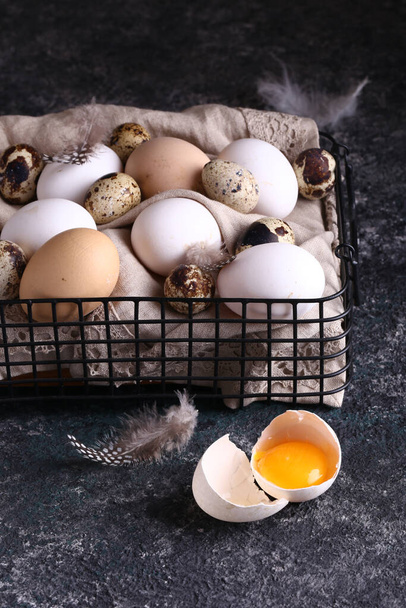 βιολογικά φρέσκα αυγά κοτόπουλου και ορτυκιού - Φωτογραφία, εικόνα