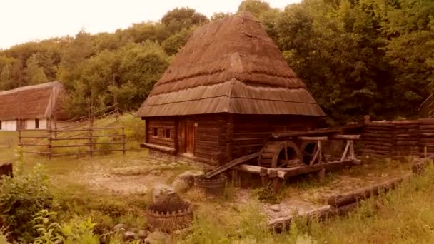 Παλιά ξύλινη καλύβα σπίτι σε ένα χωριό. - Πλάνα, βίντεο