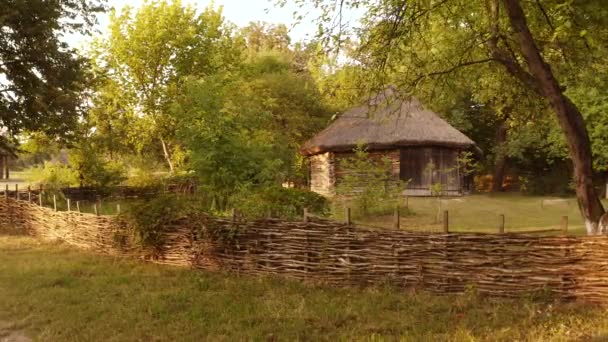 Деревянный домик и плетеная изгородь
. - Кадры, видео