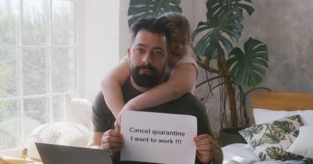 Man toont anti-quarantaine boodschap aan camera - Video