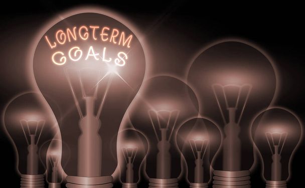 Почерк написания текста Longterm Goals. Концепция подразумевает стратегическую цель, которая требует больше времени для завершения
. - Фото, изображение