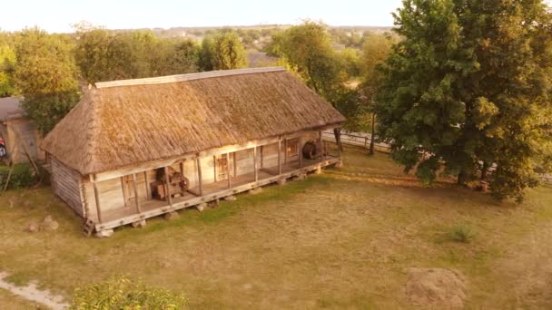 Altes Dorfhaus aus Holz. - Filmmaterial, Video