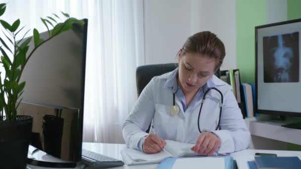 medicina moderna, medico donna parla al paziente attraverso l'applicazione moderna e scrive i sintomi della malattia nel libro medico
 - Filmati, video